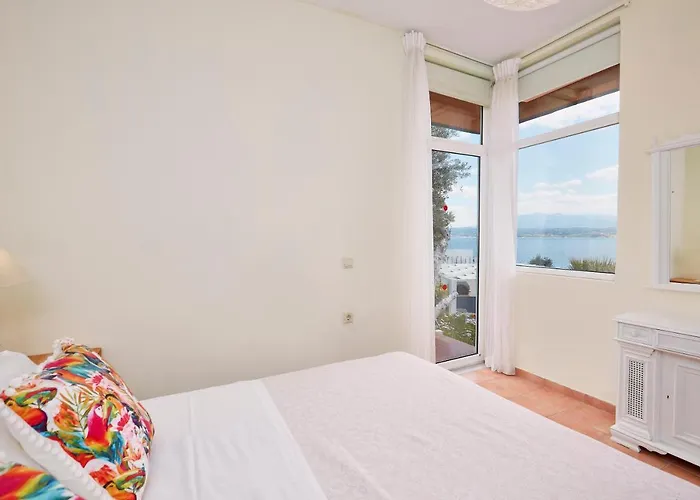 Seafront Longobardi Villa *