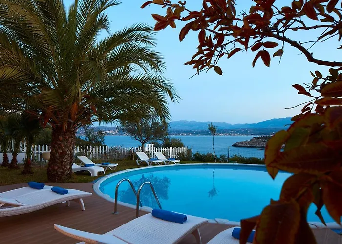 Villa Seafront Longobardi